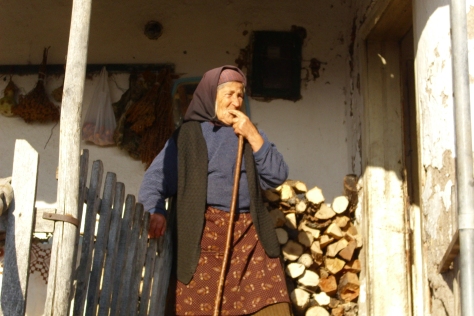 Баба Јелена из Ивања (фотодокументација Заветина, снимак Мирјане Соколовић, 2013)
